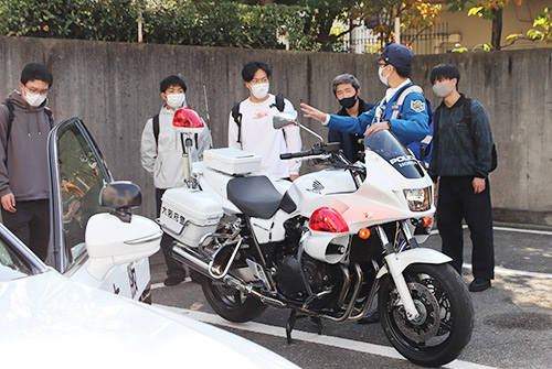 警察業務体験学習の様子