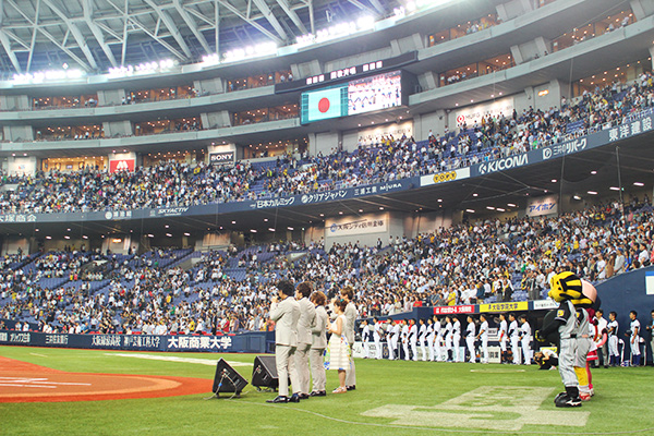 過去のプロ野球での国歌斉唱の様子