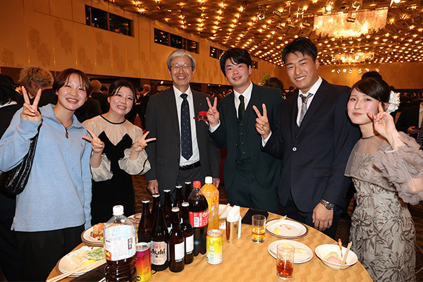 卒業謝恩パーティーの様子