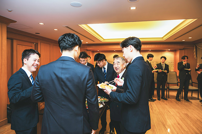 宅建士試験合格者と卒業生の交流会の様子