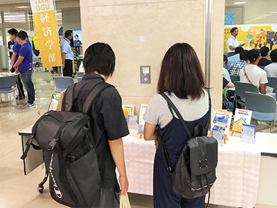 経済学部教員の著書展示コーナー