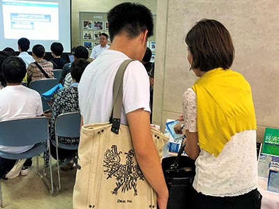 経済学部教員の著書展示コーナー