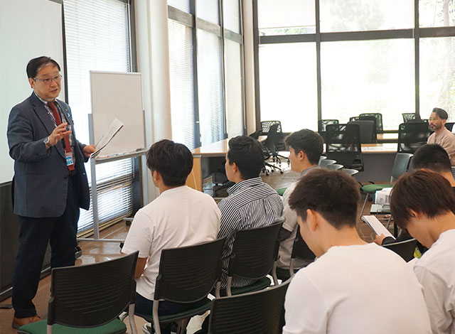 課題提示者の新聞記者である畑山氏